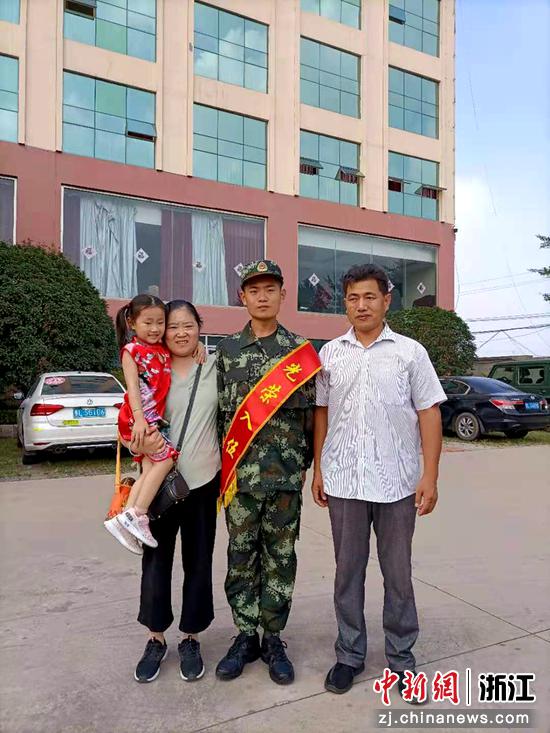 丽水支队缙云中队列兵刘凯入伍前和家人的全家福 刘凯供图 丽水支队缙云中队列兵刘凯入伍前和家人的全家福 刘凯供图
