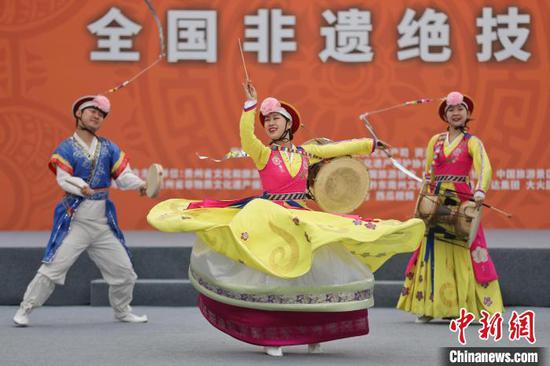 图为来自吉林的表演者在进行“朝鲜族农乐舞”表演。　瞿宏伦 摄