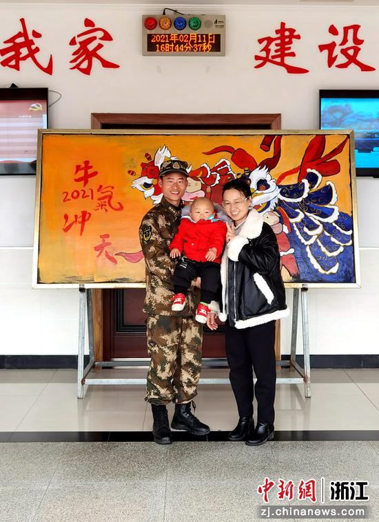 丽水支队机动中队政治指导员张硕过年期间留守中队时和妻儿拍摄的全家福 张硕供图 丽水支队机动中队政治指导员张硕过年期间留守中队时和妻儿拍摄的全家福 张硕供图