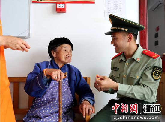 战士看望老人 刘治乾 摄