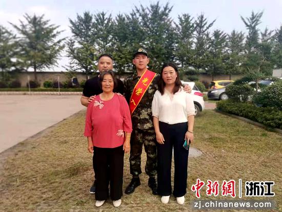丽水支队青田中队列兵孙瑜成入伍前的全家福 孙瑜成供图 丽水支队青田中队列兵孙瑜成入伍前的全家福 孙瑜成供图