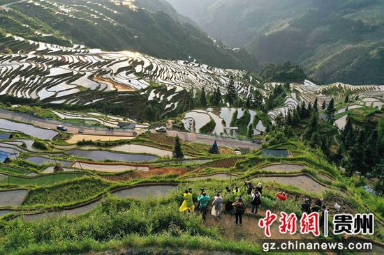 2021年5月15日，游客在贵州省从江县加榜乡加车村拍摄梯田风光（无人机照片）。