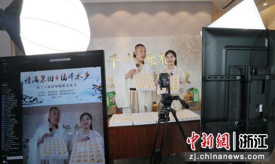 主播在“直播带货”  谢尚国 摄