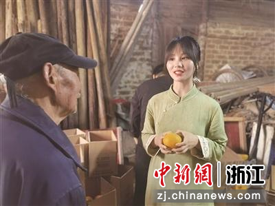 徐露露帮助村民卖常山胡柚。
  汪晨云 摄