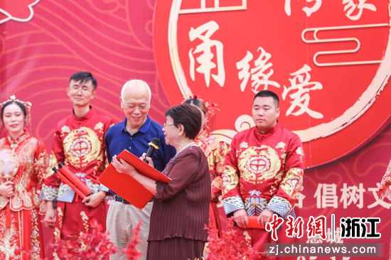 传统中式婚礼现场。  叶佳 摄