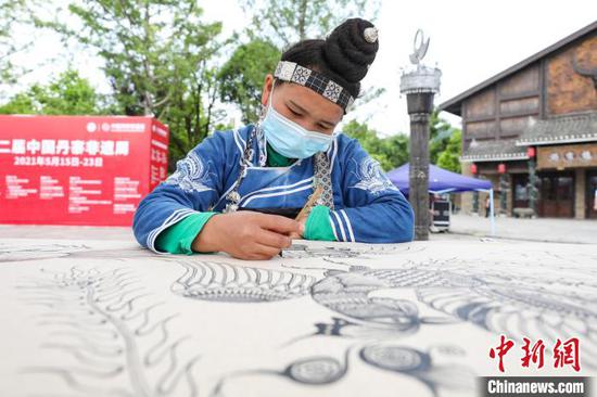贵州丹寨千人手绘蜡染千鸟图