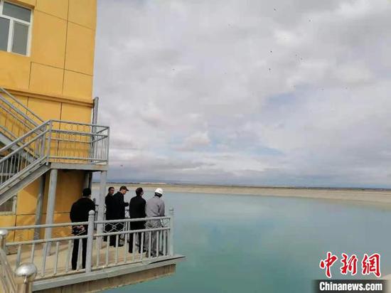 新疆喀什地区三个毗邻县市———喀什市、疏附县、疏勒县城乡饮水水质提升、水量扩容工程15日投入运行。　朱景朝　摄