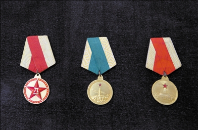 图2 “八一奖章”“独立自由奖章”“解放奖章”分别为1955年授衔时由国家统一颁发给参加过红军、抗日战争、解放战争的有功人员，均有国家统一编号，弥足珍贵。 记者 庞剑摄