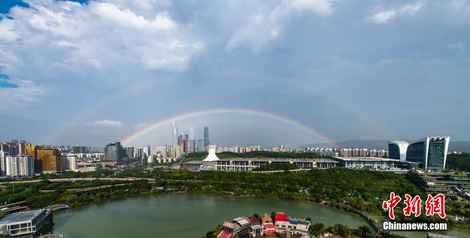 5月16日,一场大雨过后,广西南宁市区出现了美轮美奂的彩虹景观.