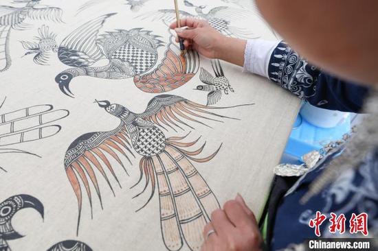 贵州丹寨千人手绘蜡染千鸟图