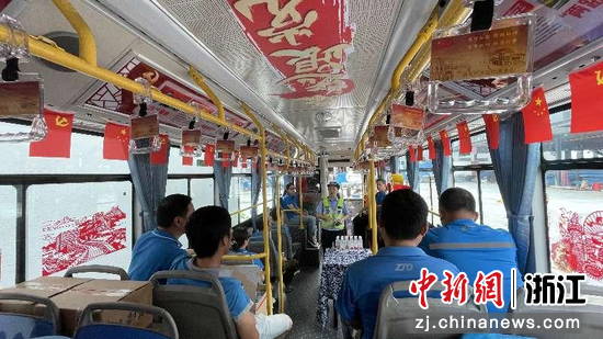 红色大巴“送学送服务”现场。 姜一峰 摄