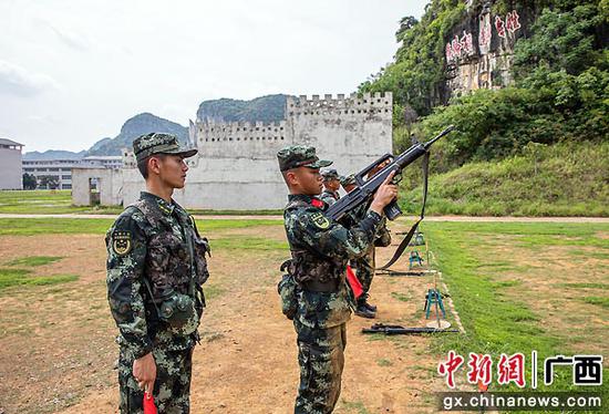 5月17日， 射击完毕后，新兵正在进行验枪。孙立志 宁嘉勇  摄影报道