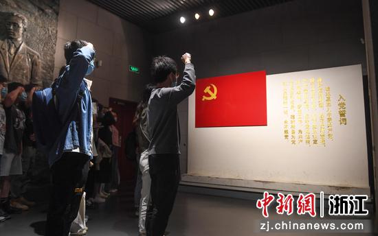 杭州电子科技大学多名学生党员、入党积极分子等向党旗敬礼。王刚 摄