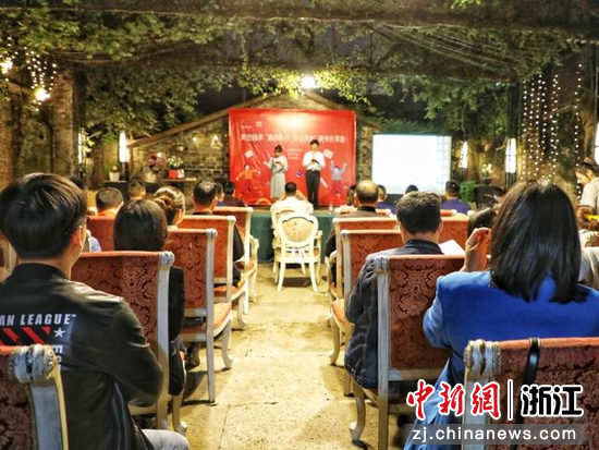 黄岩区烟草专卖局“青橙读书”系列活动之“诵读家书对话历史”读书会活动。  张瑜 摄