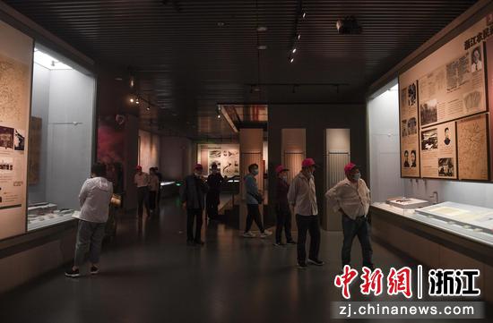 众多游客等参观革命历史展览。王刚 摄
