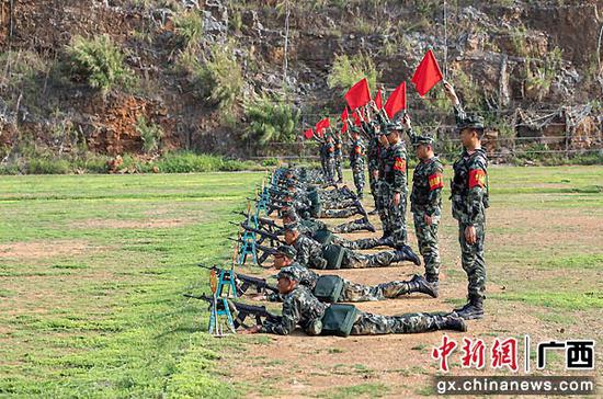 5月17日，地段指挥员举旗示意新兵射击完毕。孙立志 宁嘉勇  摄影报道