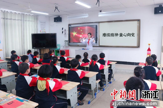 新昌县烟草专卖局“赓续精神·童心向党”系列活动现场。  吕鑫锋 摄