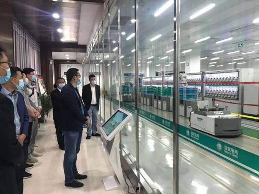 5月18日，在国网新疆电力有限公司营销服务中心米东区基地内，发电企业代表们参观五线一库实验室。