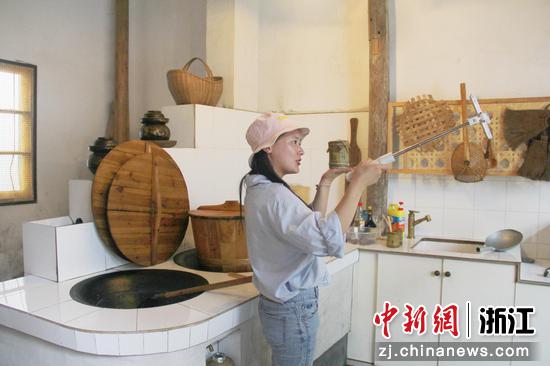 主播介绍龙游特色美食。郑杨波 摄