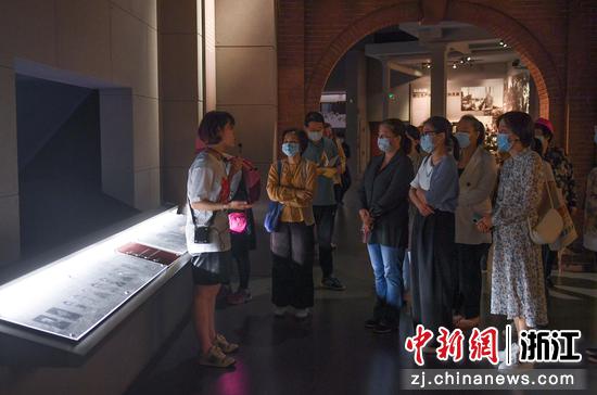 众多参观者在浙江省博物馆内了解中共一大召开的历史。王刚 摄