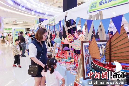 民众在参观。傅晓彬 摄