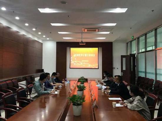 5月18日，国网新疆电力有限公司营销服务中心工作人员和发电企业代表开展交流座谈会。