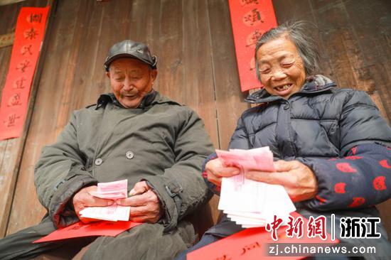 南浔的慈善捐助活动打进了百姓的心窝。陆志鹏 摄
