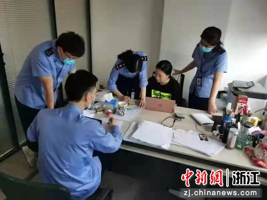 执法人员正在突击检查。  杭州市市场监管局供图