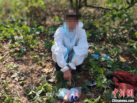 云南臨滄：一男子利用牛奶盒藏毒當場被抓