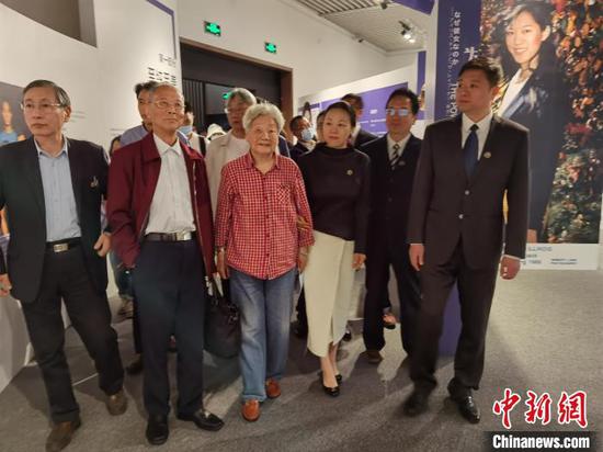 当年陪同张纯如在南京走访的专家们，和纪念馆工作人员等一同观展。　朱晓颖　摄