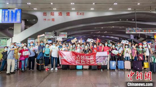 旅游团在广州南站集中出发　沈静文　摄