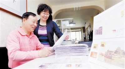 73岁的王金发（左）和老伴儿一起整理与建党百年相关的邮品，照片右侧为中国共产党第一次全国代表大会相关邮品。 瞭望台 摄