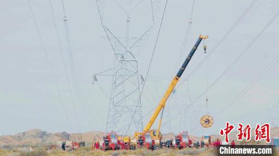 吐巴库II回工程是新疆系列重点工程之一，总投资超18亿元。　张梅 　摄