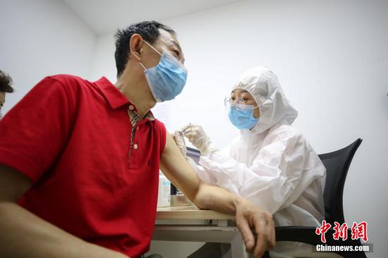 5月20日，贵州贵阳，市民在贵州省人民医院新冠疫苗接种点进行疫苗接种。 瞿宏伦 摄