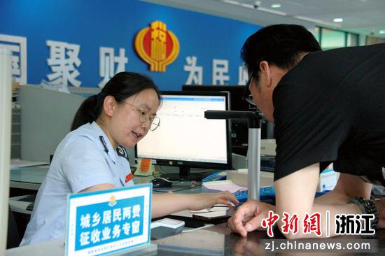 江北区税务局工作人员服务现场。左林俊 摄