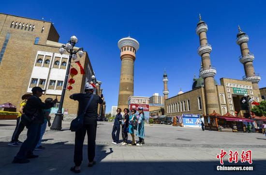 乌鲁木齐：游客游览新疆国际大巴扎