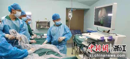 温宿县首个泌尿系结石微创诊疗中心投入使用。赵国强 摄