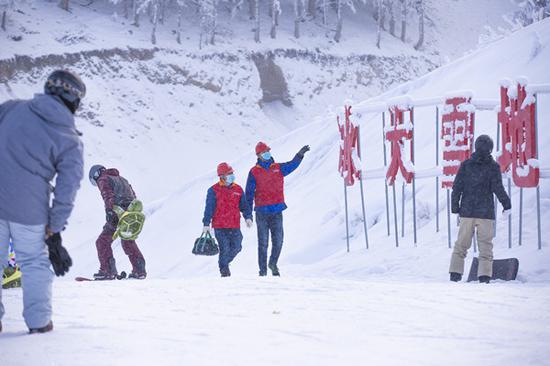 冬季旅游高峰，国网乌鲁木齐供电公司工作人员保障滑雪场可靠用电。王晋魁 摄