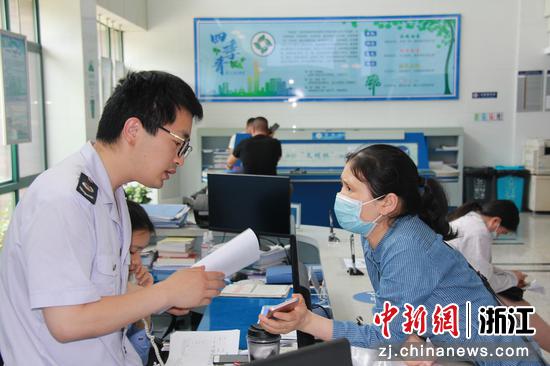江北区税务局工作人员服务现场。左林俊 摄