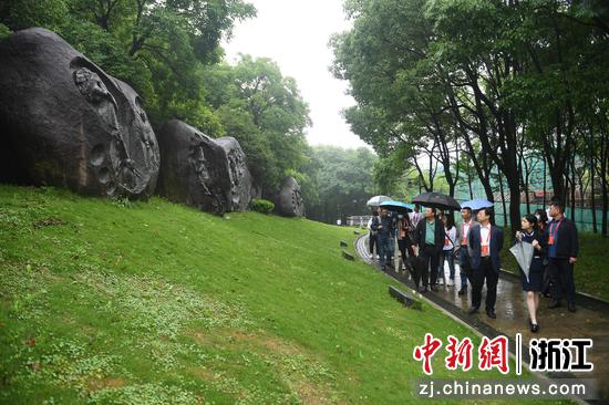 中华孝德园内的孝文化石雕吸引参观者。王刚 摄