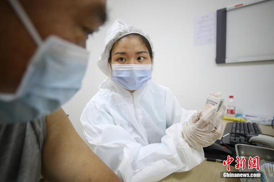 5月20日，贵州贵阳，医护人员在贵州省人民医院新冠疫苗接种点给市民介绍所接种疫苗信息。 瞿宏伦 摄