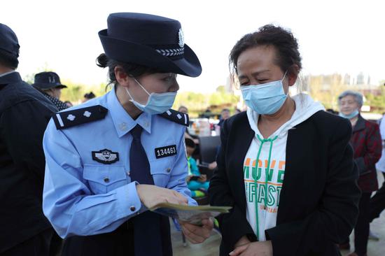 4月30日，奎屯铁路公安处民警向辖区群众推广“金钟罩”反诈骗预警程序。