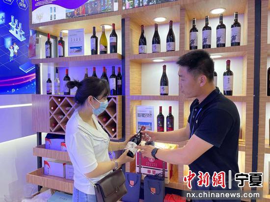 重庆市民西洽会现场了解宁夏葡萄酒。 李佩珊