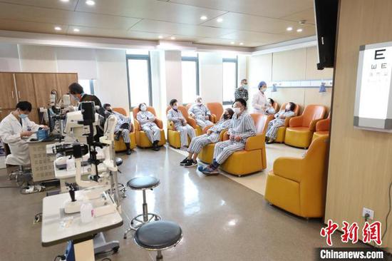 眼科日间手术的高效诊疗模式，给繁忙的上班族带来了便利。　上海十院供图
