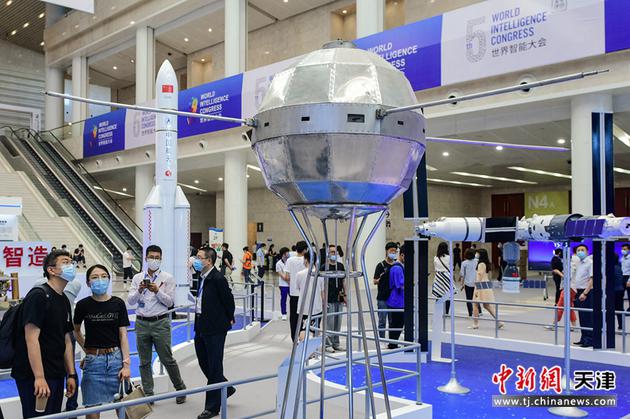 5月21日，在天津举办的第五届世界智能大会上，参观者观看中国第一颗人造地球卫星“东方红一号”备用星实物。

中新社记者 佟郁 摄