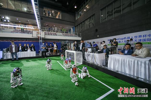 5月21日，参赛代表队进行足球机器人比赛。当天，2021RoboCup机器人世界杯中国赛暨亚太机器人世界杯天津国际邀请赛在天津港保税区空港体育中心开幕。作为第五届世界智能大会重要赛事之一，该赛事吸引了来自全球10多个国家和地区的200余支参赛队通过“线上线下+国内国外”进行比拼。
中新社记者 佟郁 摄