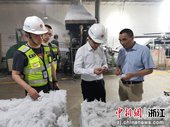 对企业安全生产情况进行排查。许旭 摄