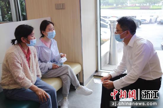 余龙华解答民众问题。王晓乙 摄