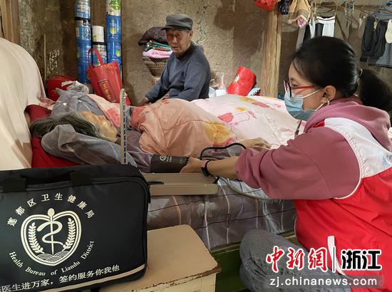 陈聪艳为老人测量血压。金晶提供