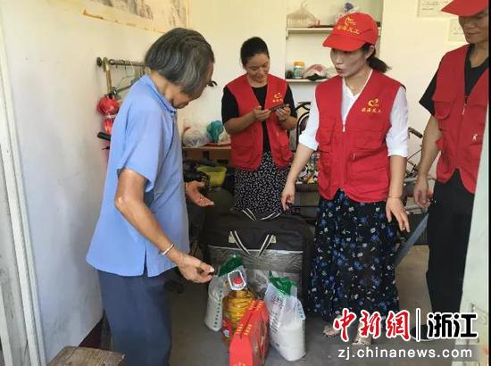 临海市民政局党员志愿者慰问困难群众。李莹莹 摄